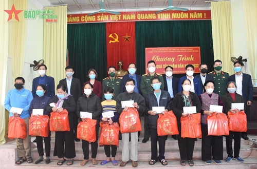 Trao quà Tết tặng hộ nghèo tại huyện Tam Nông, tỉnh Phú Thọ